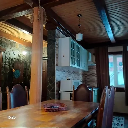 Holiday home біля річки з чаном,садиба квітуча долина