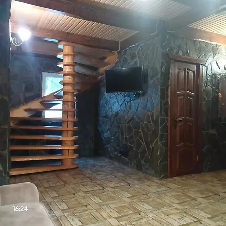 біля річки з чаном,садиба квітуча долина Holiday home Vorokhta