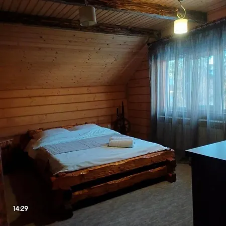 Holiday home біля річки з чаном,садиба квітуча долина *