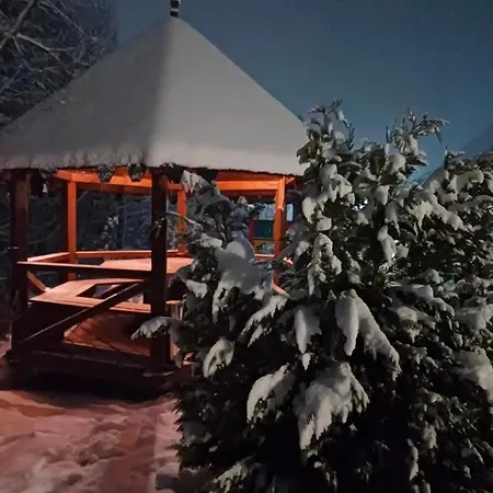 Holiday home біля річки з чаном,садиба квітуча долина