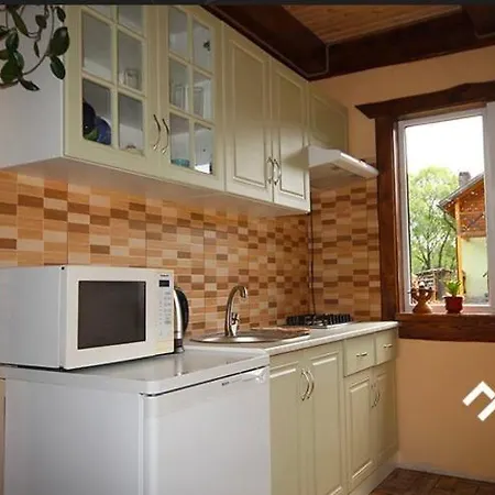 Holiday home біля річки з чаном,садиба квітуча долина